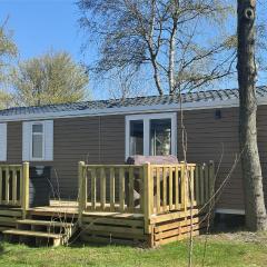 Bj Chalets - De Rug 3 - Vakantiepark Lauwersoog - Luxe chalet MET vaatwasser en inloopkast! Vroege incheck! MET AIRCO!