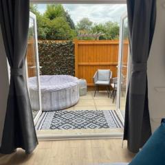 Stylish 1 bedroom studio outdoor area and hot tub