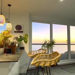 Stunning Sea View Two Double Bedroom Apartment - With Balcony - Opposite Beachfront Walk