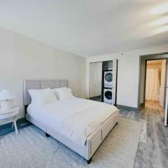 The Hartford Skyline - Stylish Downtown Condo with Wifi Gym and Parking