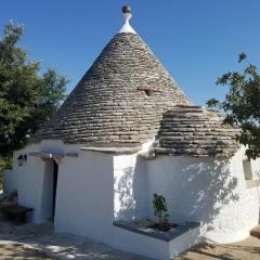 Antico trullo immerso nella campagna