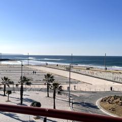 O mar na frente de lux Caparica