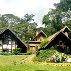 Casa com cachoeira e rio particular