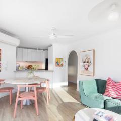 Blush on Broadbeach- beachside and pet friendly, 3rd floor walk up