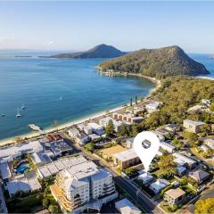 Tomaree Cottage 12 Tomaree Road - 200 mtrs to Beach - Pet Friendly, linen, WiFi & aircon