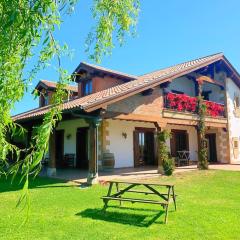 Casona cantabra con piscina a 3 km de playas. Ideal familias.