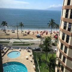 Apartamento em frente a Praia Martin de Sá com piscina.