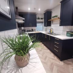 Mansel House - Sleeps 14 - By TIFA Stays