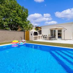 Cosy holiday home Infinity with pool and BBQ