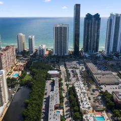 Cute, cozy condo walk to the beach!