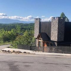 The Log Castle~Stunning Mountain Views~Hot Tub