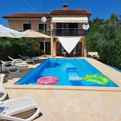 Big pool apartment in Pula