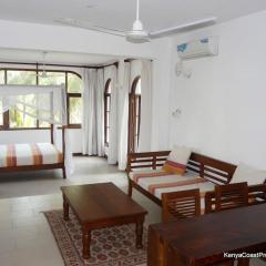 Apartment, pool, beach access nearby C221