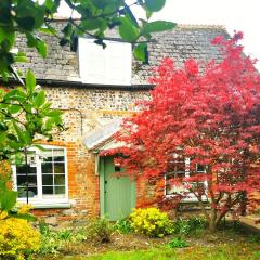 Historic, traditional & Spacious Wiltshire Cottage