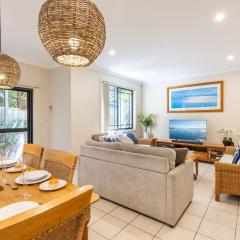 2 11a Christmas Bush Avenue - fantastic pet friendly townhouse close to Dutchies Beach with Wi-Fi and Air Con