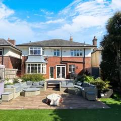 Four Bedroom Family Abode with Hot Tub, Garden and BBQ