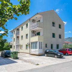 Apartments with a parking space Kastel Stari, Kastela - 17964