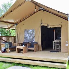 Luxury tent with kitchen and shower by the sea