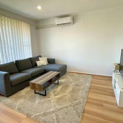 Central Apartment near Dandenong Hospital & Market