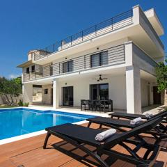 Family House "Villa Gyra" with Private Swimming Pool, Indoor BBQ, Gym and Gaming room!