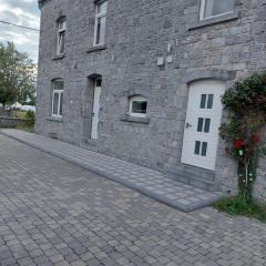 Jolie maison en pierre aux grottes de han