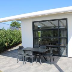 Modern chalet with a dishwasher in Lathum