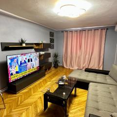 Apartament spatios aproape de Mures