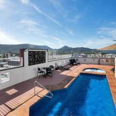 'Central Plaza' Adjacent Apartments with Rooftop Pool