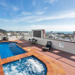 Coastal Chic in Heart of Cairns with Rooftop Pool