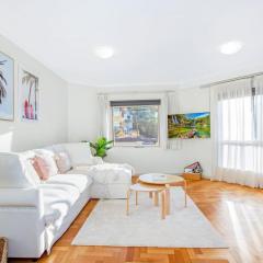 Perfect Manly Retreat, in the heart of Manly, Family & Couple Friendly Apartment with CAR SPOT