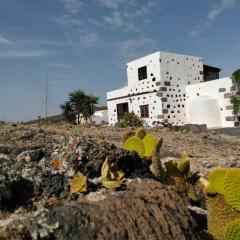 LANZAROTE Casa Volcánica-Anclada sobre la lava del volcán