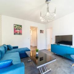 Spacious Apartment for 8 with Balcony in Bron