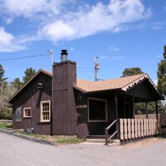 Lazy R Cottages- 2 cabin