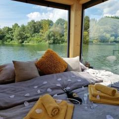 AQUACHILL houseboat & wellness