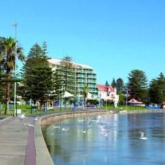 A-The Entrance Private Water Front 1 bedroom appartment at the Oaks