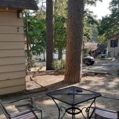 #07 - Lakeview One Bedroom Cottage-Pet Friendly