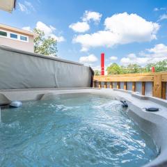 Canary Lake Cottage w/Hot Tub at Sam's Pizza