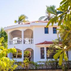 Sand and Shells Beach House- 4 Bedroom with a pool