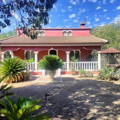 Casa rural en el campo con animales, piscina y barbacoa