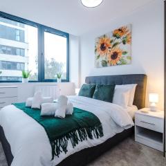 NEW! Stylish 2-bed apartment in Manchester by 53 Degrees Property - Amazing location, Ideal for Small Groups - Sleeps 4!