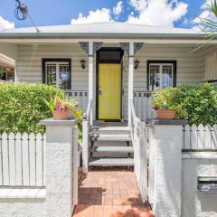 Fernberg Cottage - Sunny Queenslander Charm