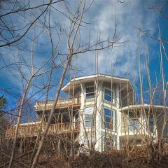 Beautiful Mountain Views and Privacy. Minutes to downtown Gatlinburg and National Park