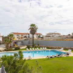 3 Minutes TO THE BEACH, 2 BEDROOM AMAZING APT WITH BALCONY, BBQ GRILL AND POOL