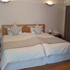 Roomy 4BR Home Sleeps 9／ShinOsaka／Large Groups