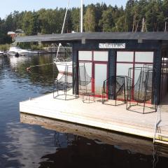 StagHorn floating river house