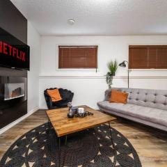 Chic Modern Vibes - KING Bed - Fireplace - Sleeps 4 - Wifi