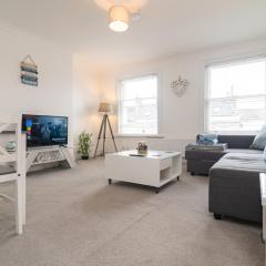 Light and airy 1 bedroom flat 700m from the Beach