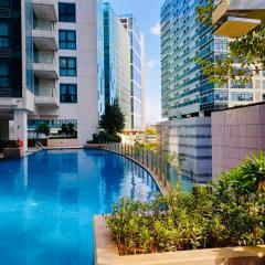 BGC Luxury Condo - Balcony, Pool, Wi-Fi, City View - Suite 25