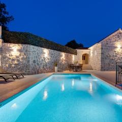 New! Villa KING with private pool with hydromassage, 4 bedrooms, 3km from sea and town Omiš