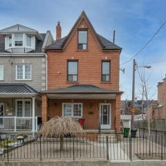 Cozy Home In Downtown Toronto!